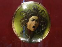 Uffizien, „Der Schild der Medusa“ von Caravaggio, ungewöhnlich in Form und Darstellung