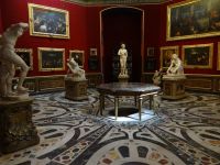 Ein Raum gibt einen Eindruck davon, wie früher Malerei und Skulptur in den Uffizien arrangiert waren.