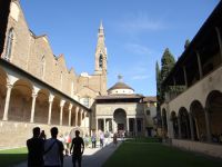 Basilica di Santa Croce, einer von zwei Kreuzgängen mit dem Portikus zur Kapelle der Pazzi