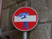 Das Schild ist über den Verkehrshinweis auch Kunstwerk geworden.