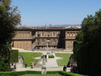 Der Palazzi Pitti scheint für Giganten gemacht zu sein, seine Größe, seine Fassade sprengen jede Dimension.