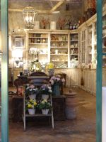 Es gibt viele schöne einladende Geschäfte in Florenz.