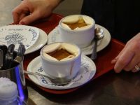 Einladend ist auch dieser Kaffeegenuss mit Vanilleeis. 