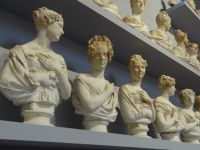 Galleria dell’Accademia, die Damen scheinen sich angeregt zu unterhalten. 