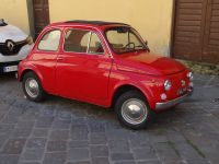Ein Schmuckstück, dieser Fiat 500. Das Auto strahlt förmlich vor Stolz.