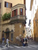 Florentiner Ecklösung – mit Ausguck und mächtiger Brunnenschale.