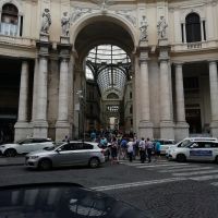 Der Eingang zum Konsumtempel