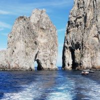 Wir haben den markanten Punkt der Insel mit dem Boot durchfahren