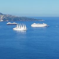 Kreuzfahrer vor Sorrent