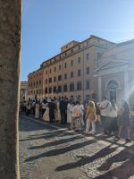 53. Brautpaare in der Schlange zum Papst