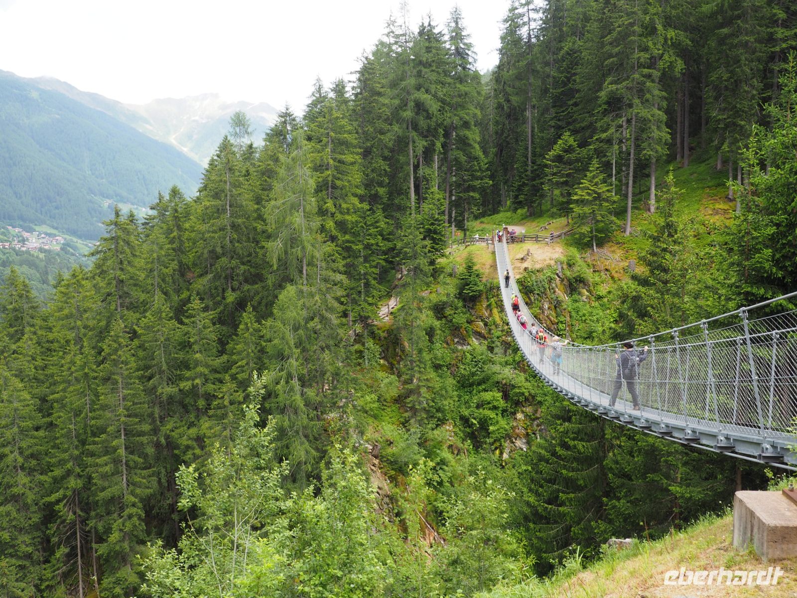schwindelerregende Hängebrücke