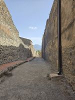 die Straßen von Pompeji mit dem unheilbringenden Vesuv im Hintergrund