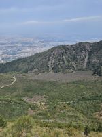 erkalteter Lavastrom in der Landschaft