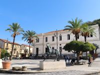 Soriano Calabro. Piazza mit Bibliothek