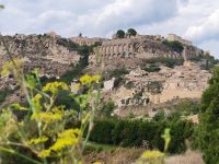 Gerace. Blick nach oben mit Fenchel im Vordergrund