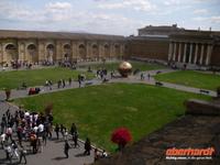 Im Hof der Vatikanischen Museen