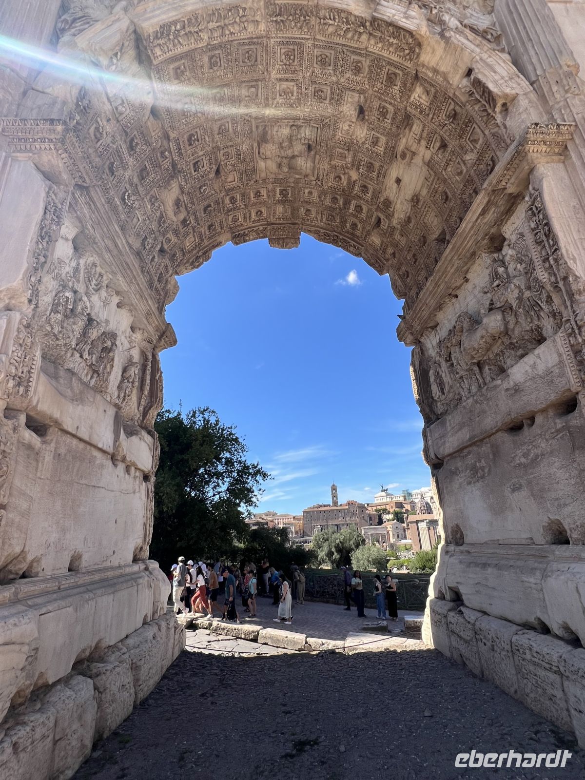 Blick durch Titusbogen auf Forum