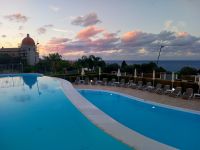 Abendstimmung am Hotelpool 