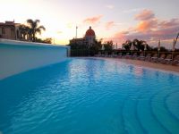 Abendstimmung am Hotelpool 
