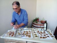 Leo serviert uns seine Produkte 