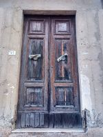 Tür samt Wurfsendungen verwittert 