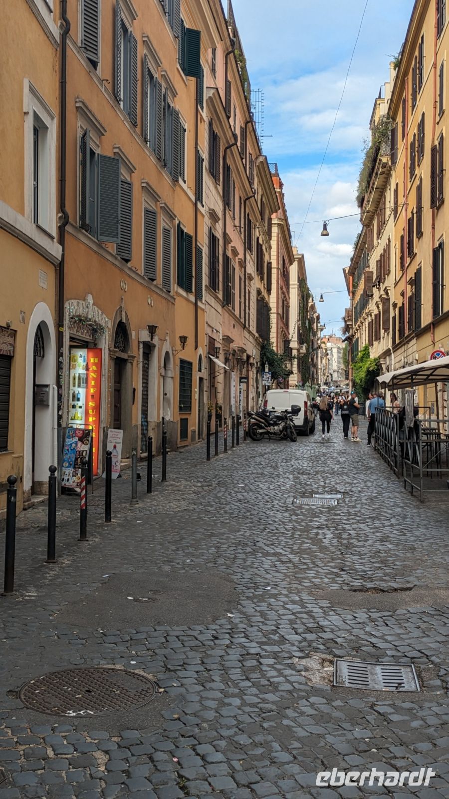 kleine enge Gassen unmittelbar hinter dem Hotel ähnlich Palermo oder Neapel 1