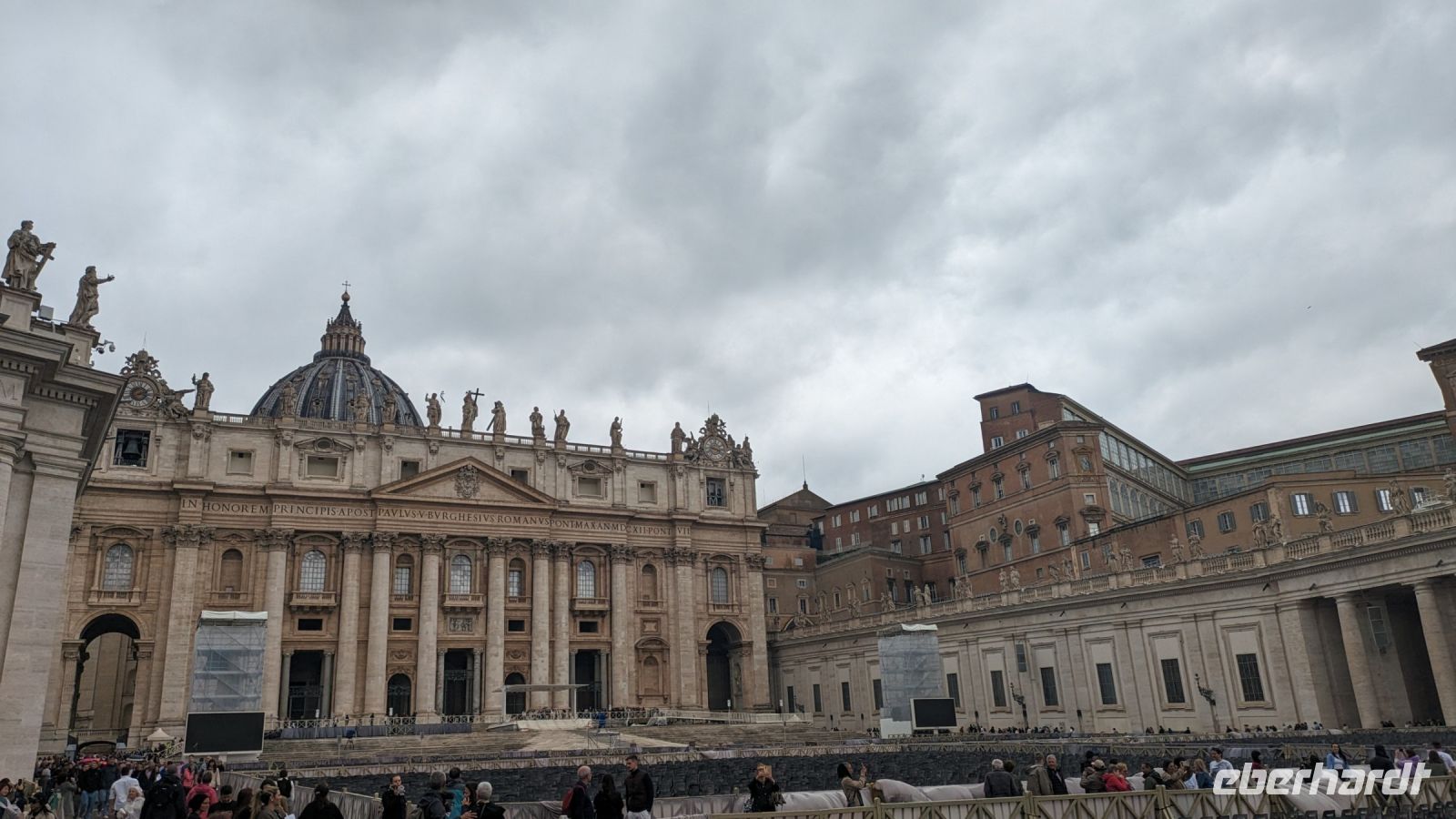 auf dem Petersplatz mit Blick in Richtung Petersdom