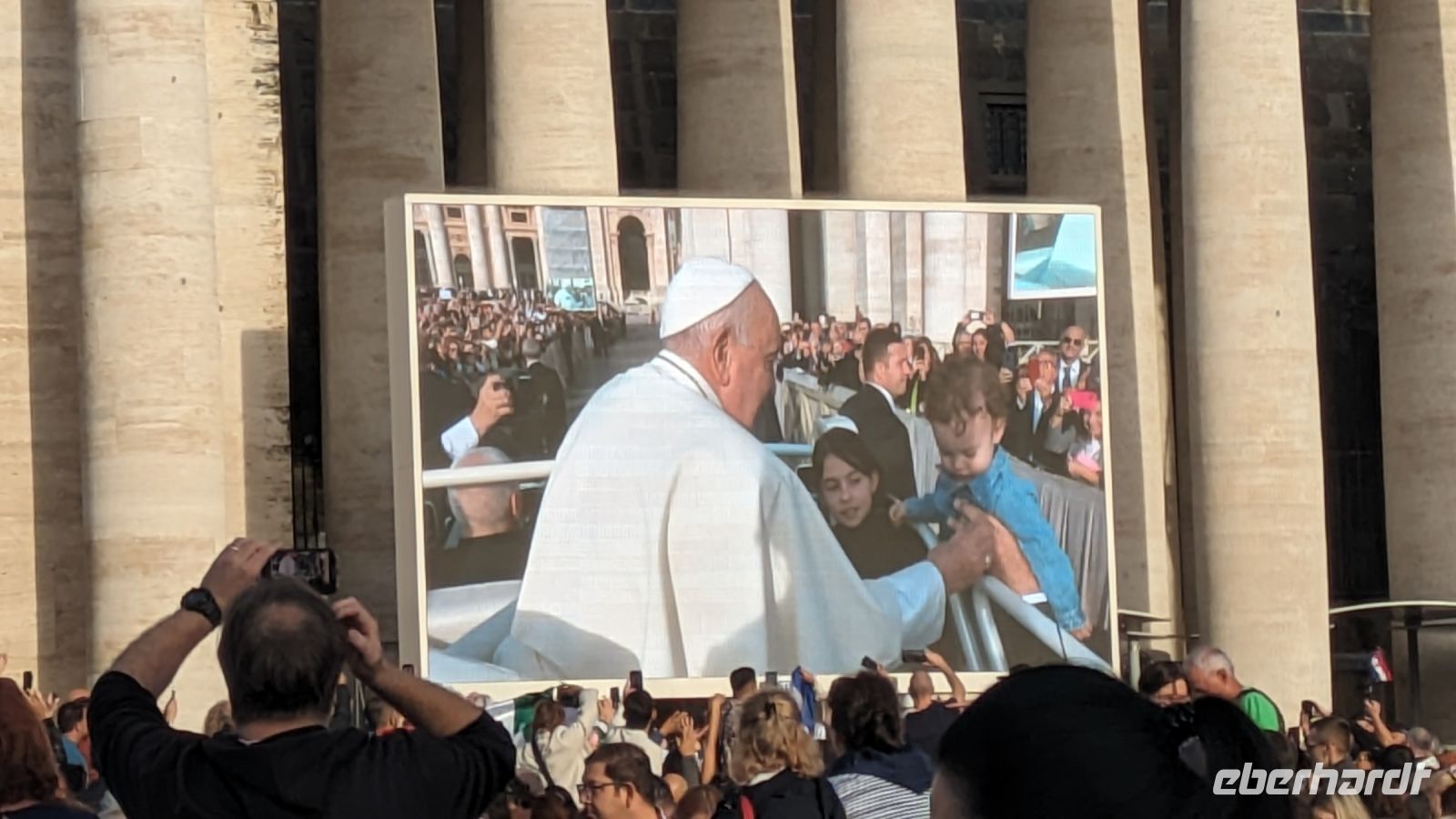 Auf großen Leinwänden wird übertragen