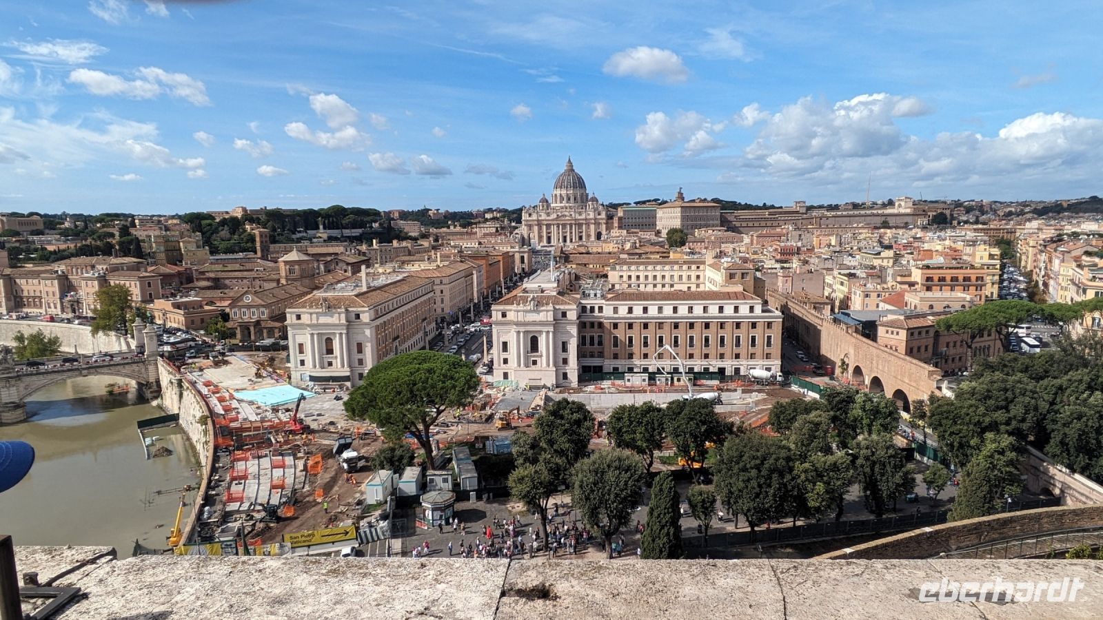 Blick von Engelsburg zum Petersdom, rechts Fluchtgang der Päpste