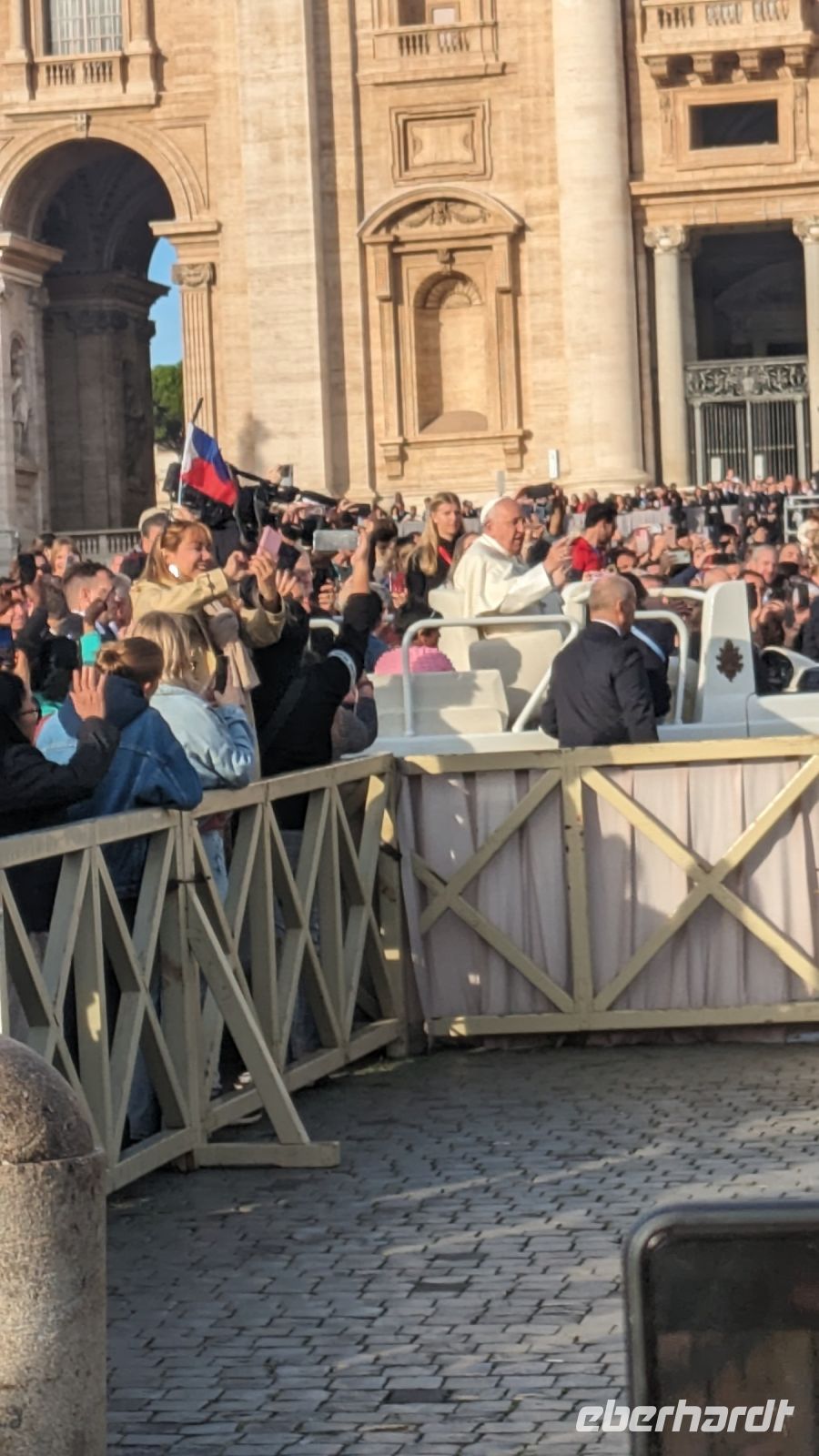 der Papst in nur 10 m Entfernung in seinem Fahrzeug