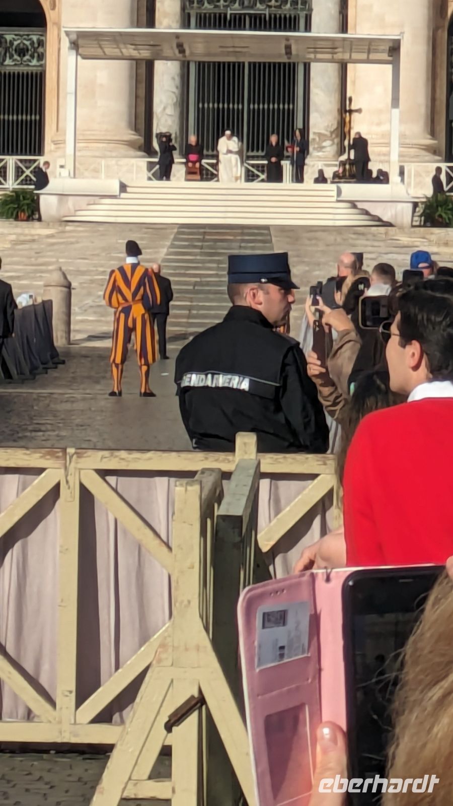 Papstpredigt mit Schweizer Garde