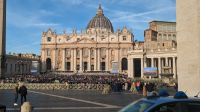 Petersplatz mit Gläubigen vor Beginn der Audienz