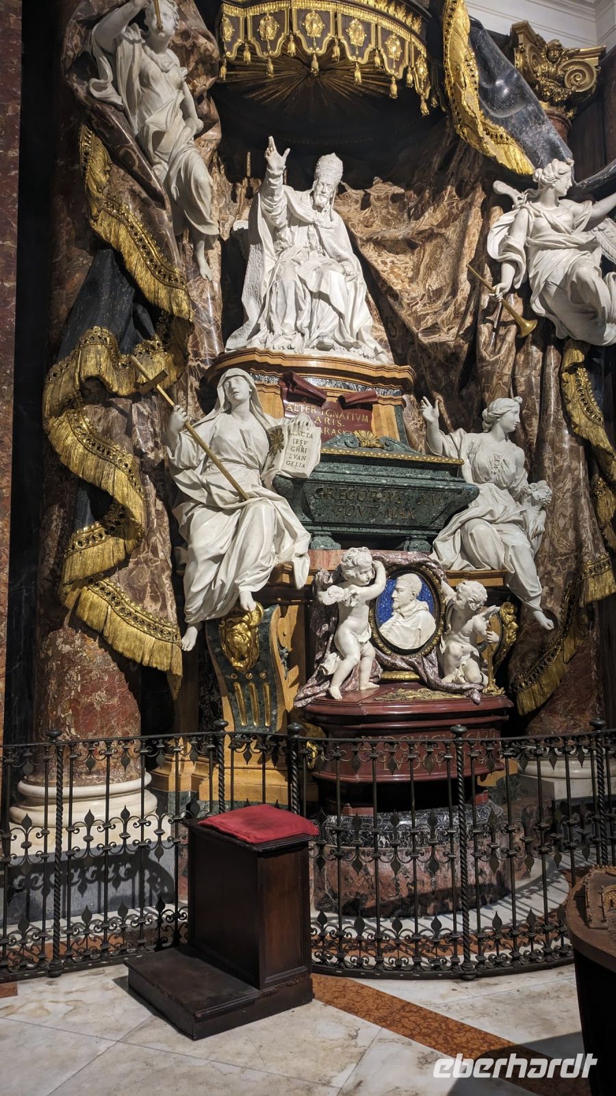 Grabmal eines Kardinals in der Jesuitenkirche