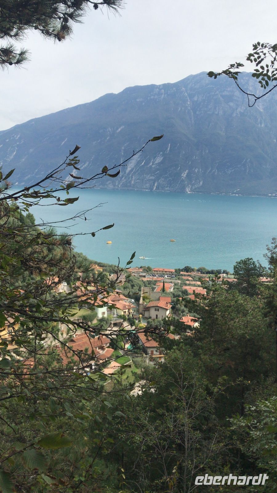 Wanderreise am Gardasee 13.10.24 Blick in Tal Limone und Gardasee
