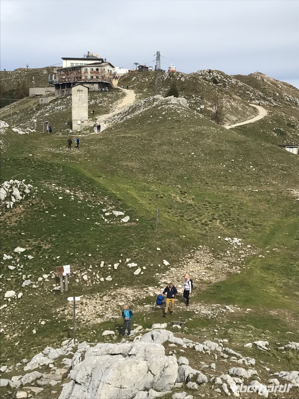 Wanderreise am Gardasee 15.10.2024  - Hochebene Monte Baldo - Blick zur Bahnstation