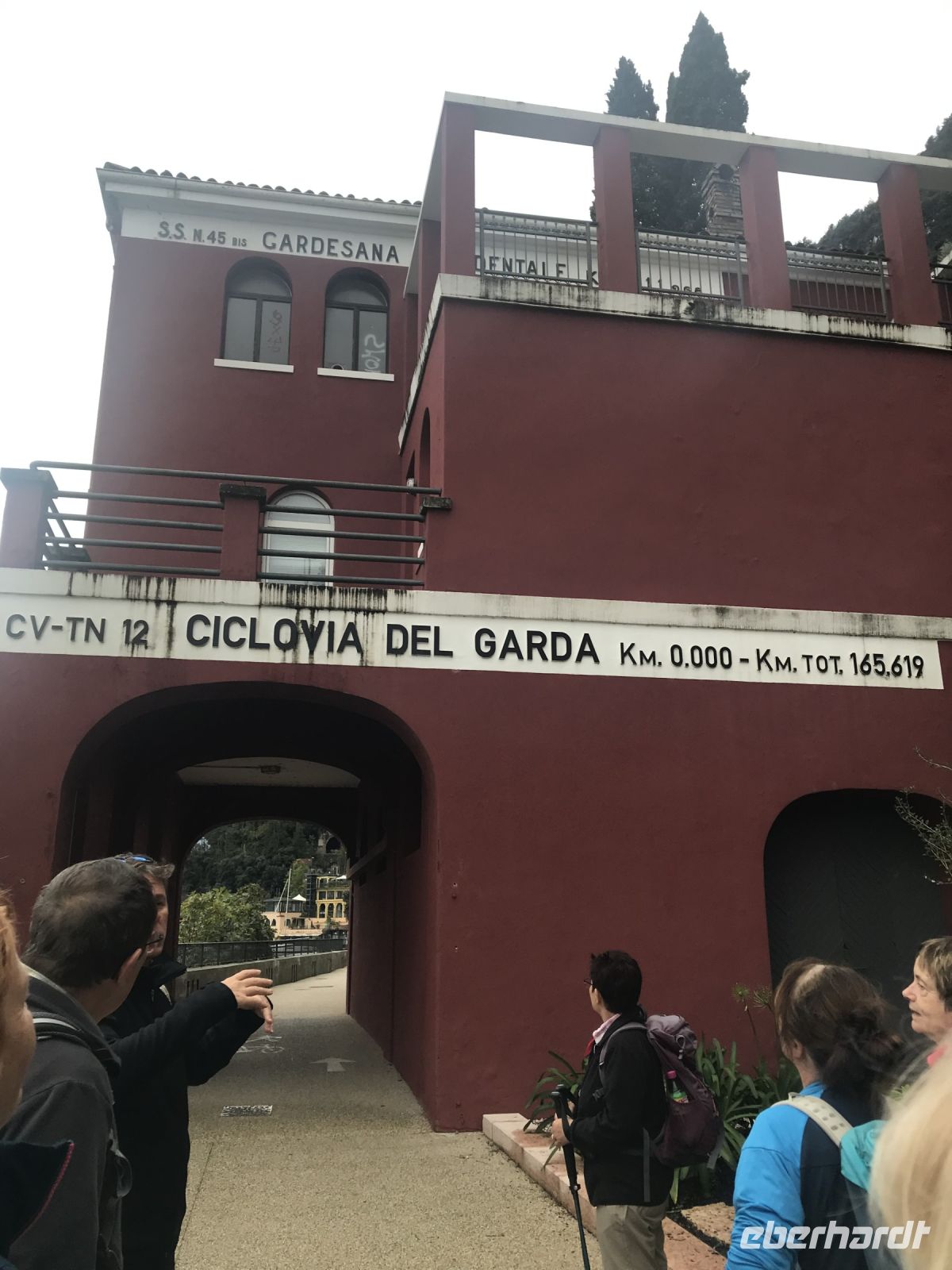 Wanderreise Italien 17.10.2024 Wanderung auf der alten Tonale Straße bis Pregasina - Gebäude in den 20zigern für Straßenbauer errichtet