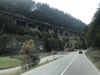 Wanderreise Italien 19.10.2024  Rückfahrt - aufgrund von Stau mal auf die 182 abgefahren-Brücke von unten!