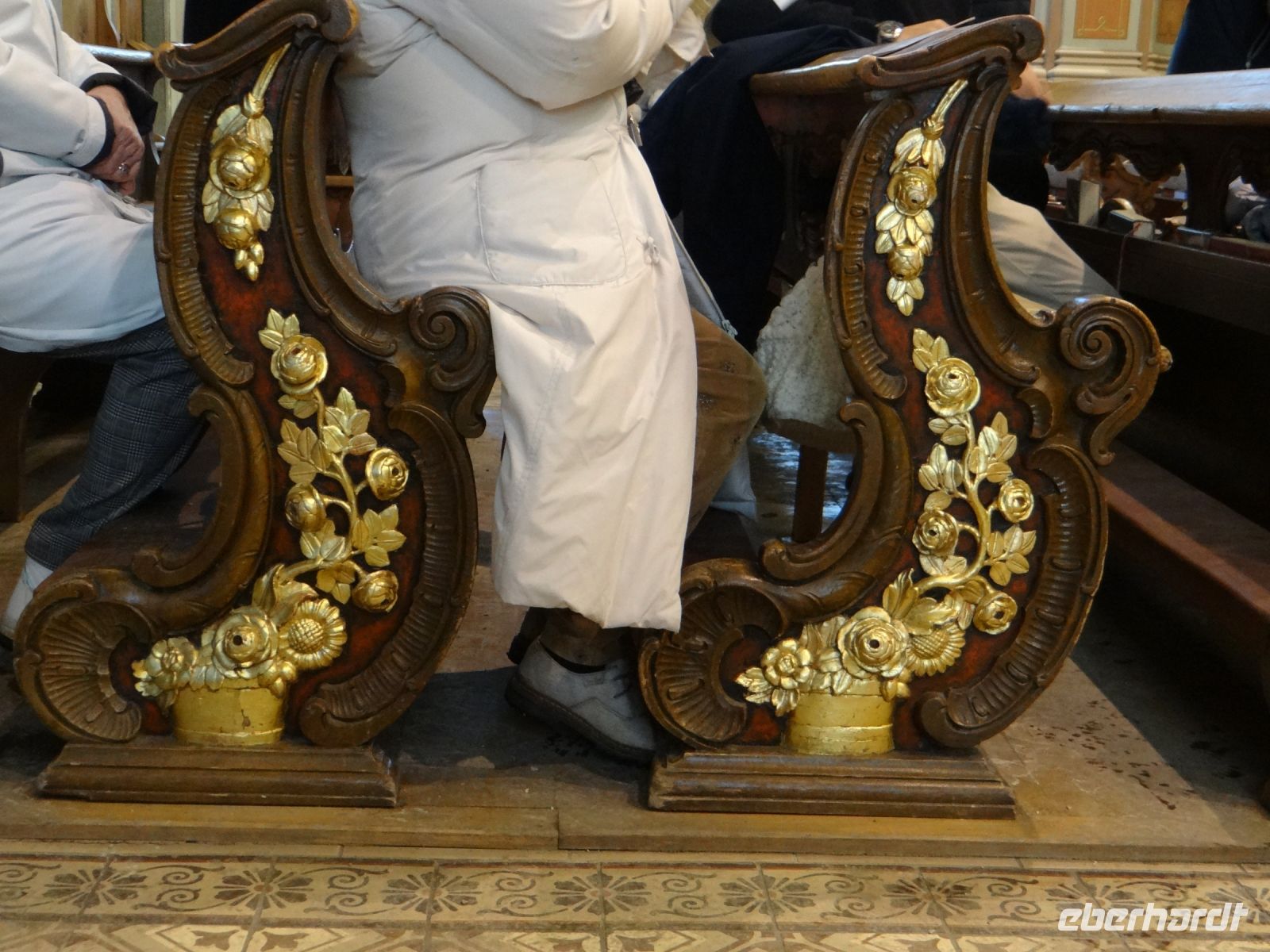 St. Ulrich, die Kirchenbänke sind prächtig verziert