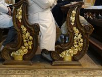 St. Ulrich, die Kirchenbänke sind prächtig verziert