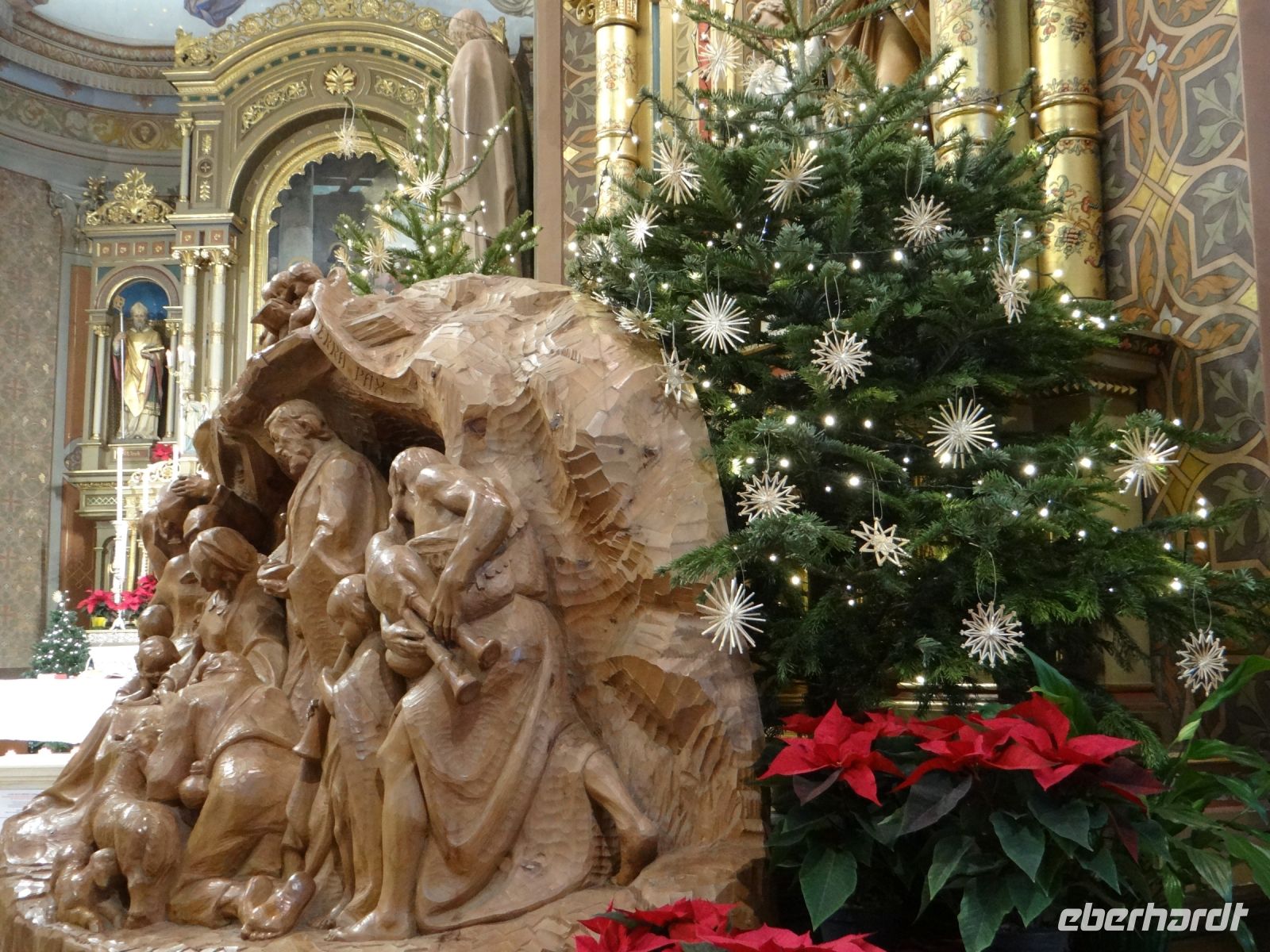 St. Ulrich, Strohsterne am Weihnachtsbaum umrahmen die Krippe