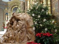 St. Ulrich, Strohsterne am Weihnachtsbaum umrahmen die Krippe