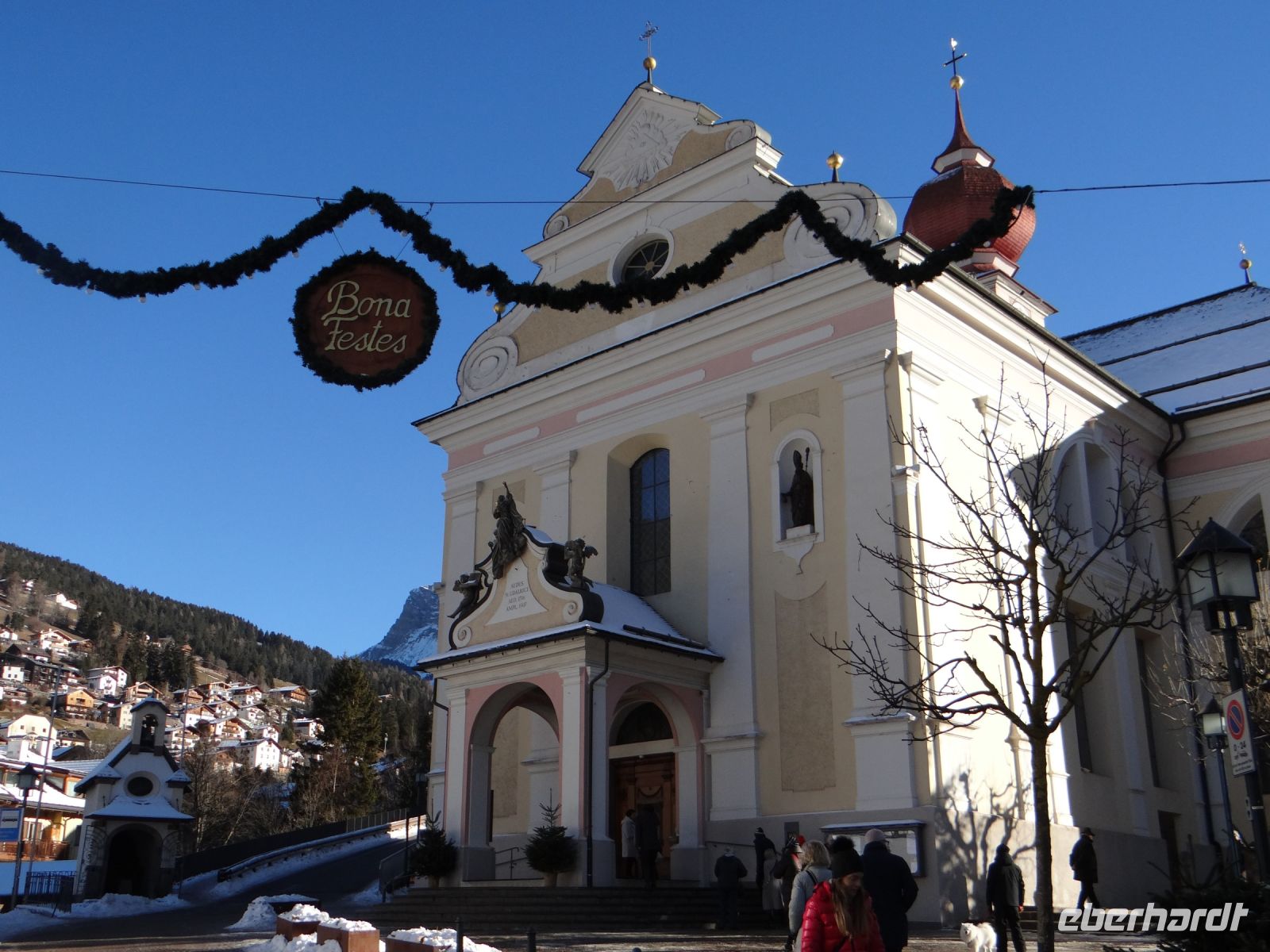 St. Ulrich, über unseren Tag spannt sich ein blauer Himmel