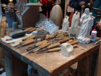 St. Ulrich, der Arbeitsplatz eines Holzschnitzers