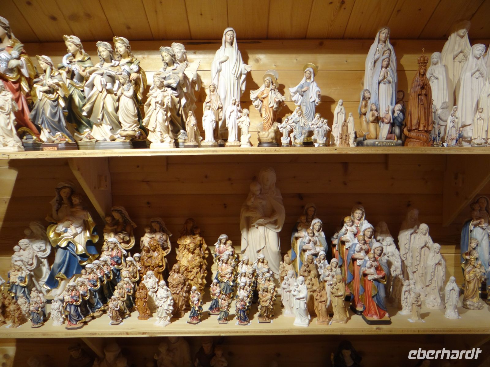 St. Ulrich, Heiligenfiguren in allen Größen und Farbfassungen