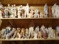 St. Ulrich, Heiligenfiguren in allen Größen und Farbfassungen