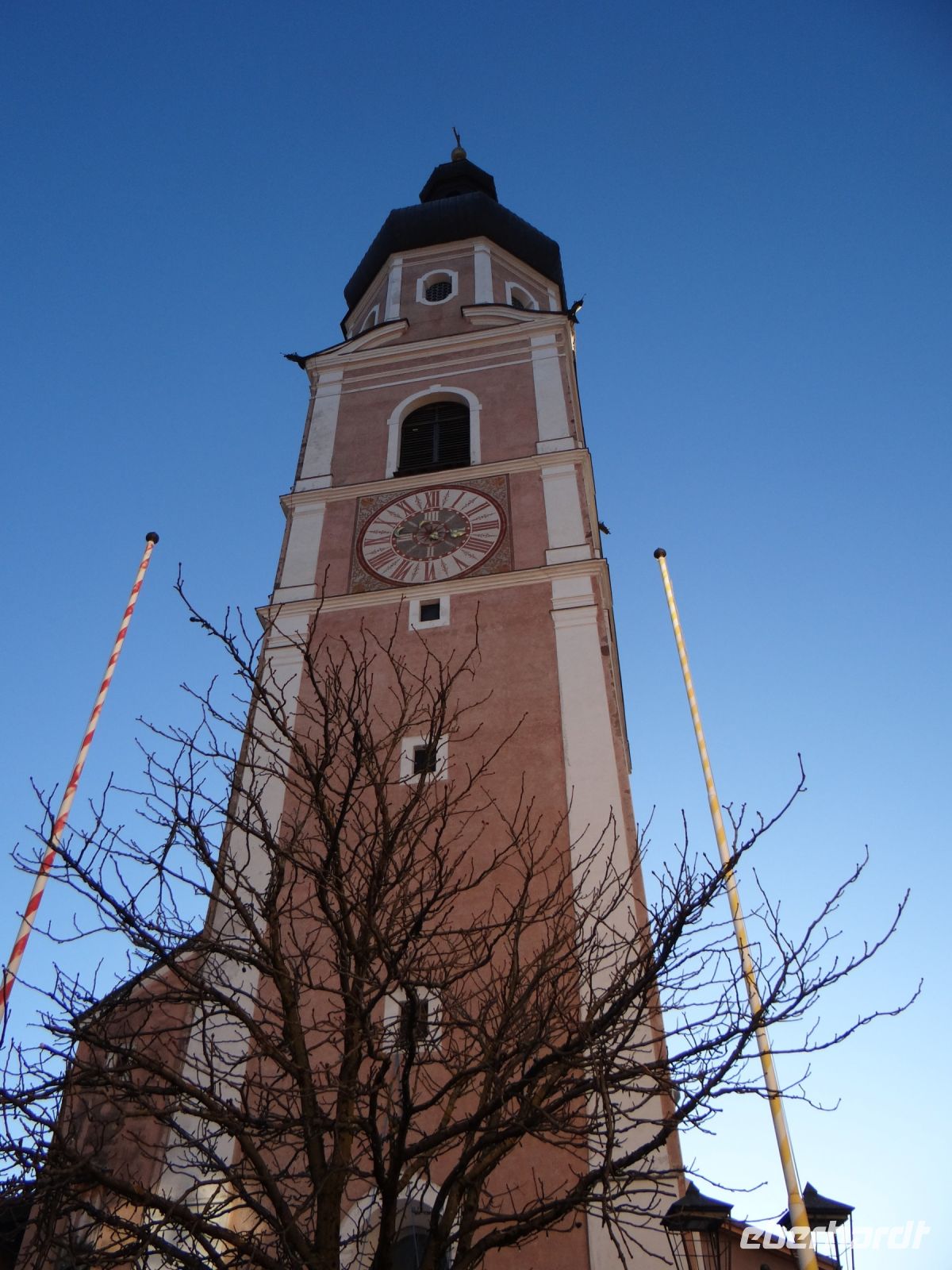 Kastelruth, der Glockenturm ragt in den Himmel