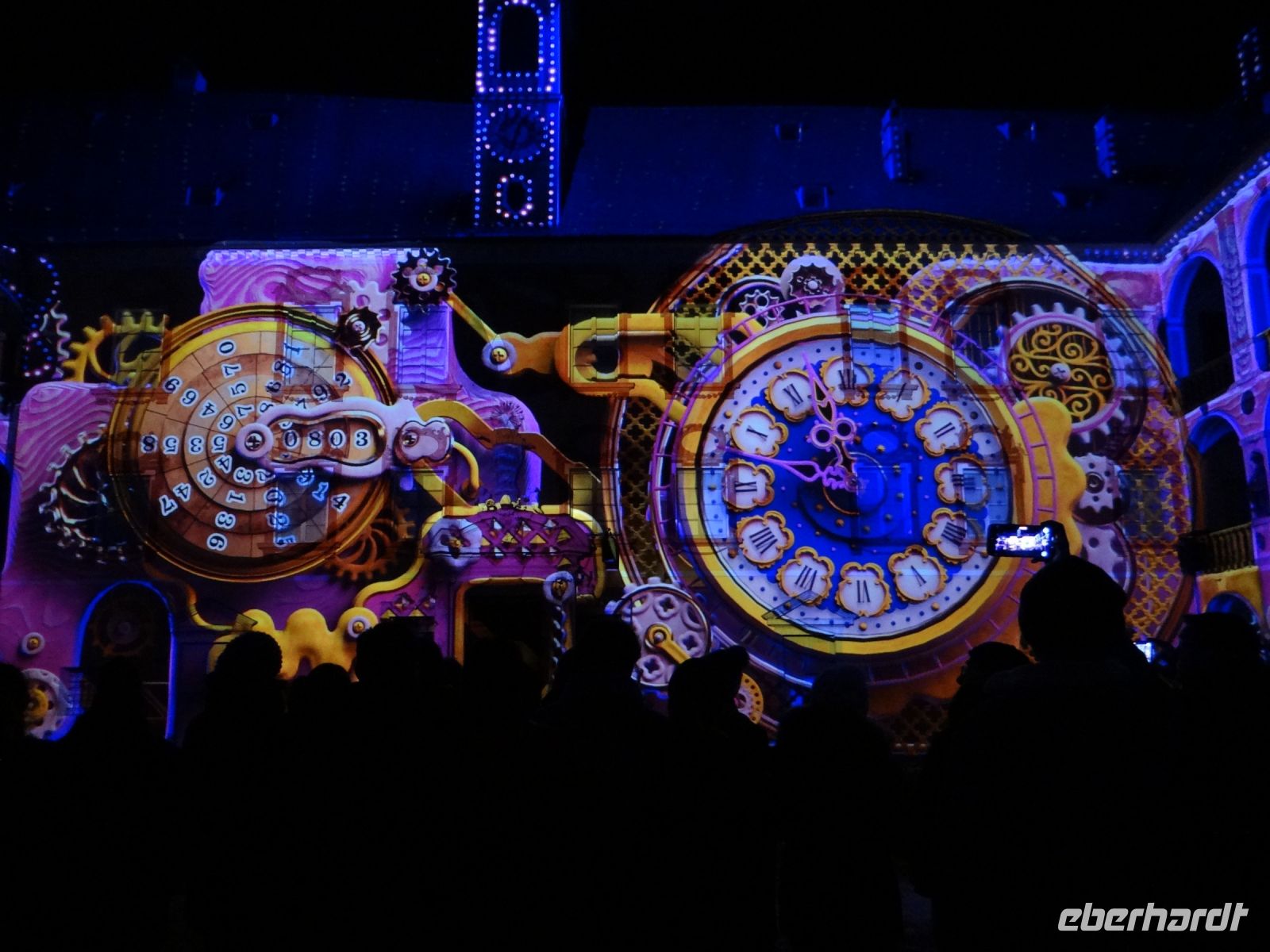 Brixen, dann überziehen Formen und Farben die Hauswand