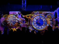 Brixen, dann überziehen Formen und Farben die Hauswand