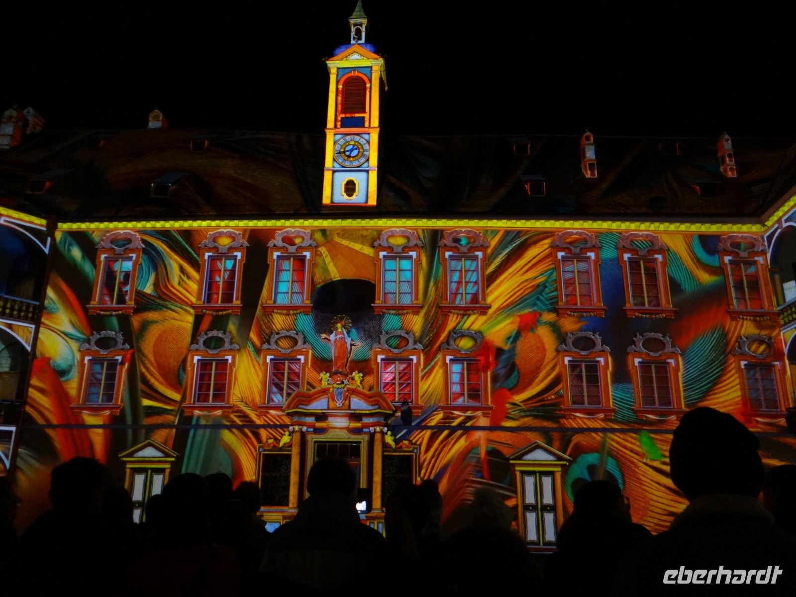 Brixen, über dem Eingang steht die Madonna und ist Teil der Veranstaltung