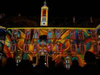 Brixen, über dem Eingang steht die Madonna und ist Teil der Veranstaltung